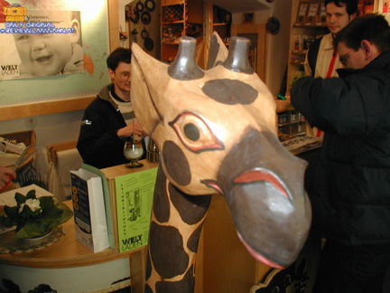 Die Giraffe schaut dabei zu ;)
