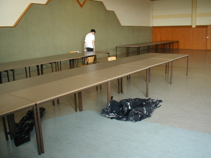 die ersten Tische werden aufgestellt