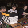 ComNet Netzwerk Spezialist (in der Mitte) bei der Arbeit