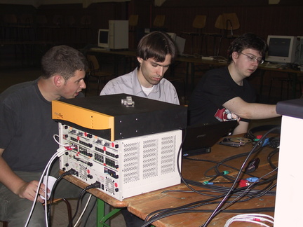 ComNet Netzwerk Spezialist (in der Mitte) bei der Arbeit