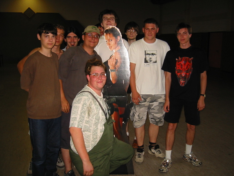 Gruppenfoto mit Lara Croft Pappständer