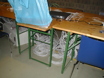Da isch einer, die zulangen Netzkabel hinterm Müllsackerl versteckt, links zusehen ein Stromverteiler, zum Glück sitz ich nicht dort ;)