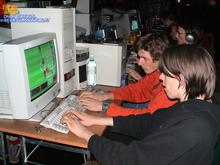 Gamer beim gambeln am PC
