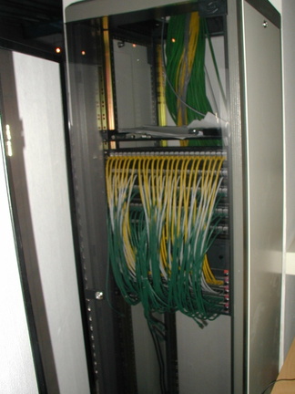 Rack mit Switch und gut gemachter verkabelung