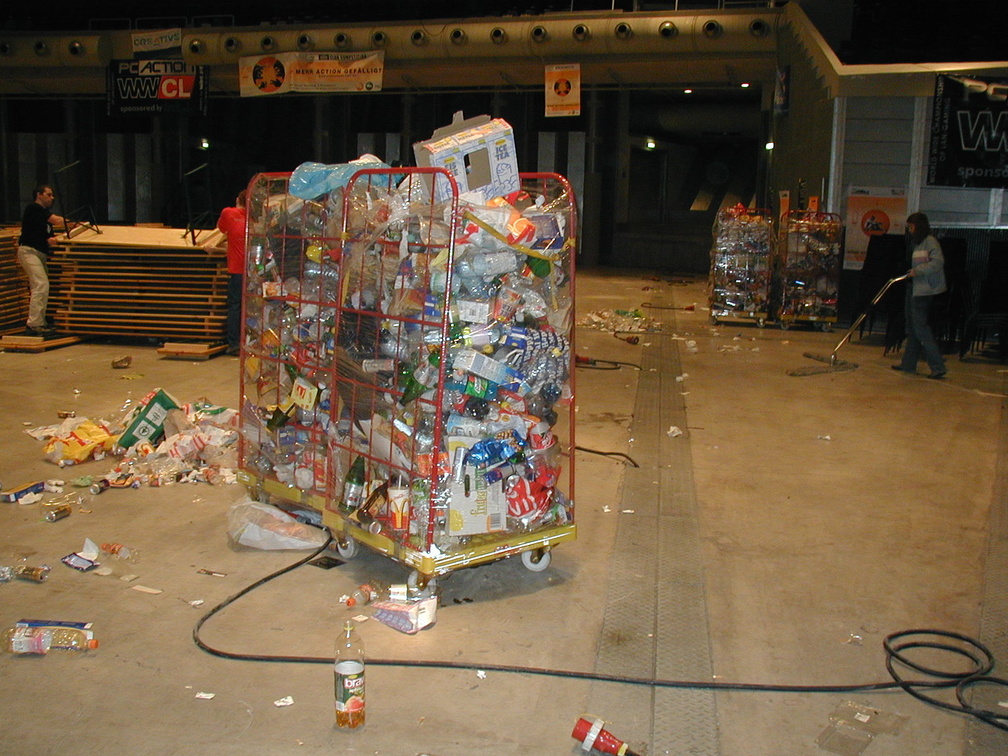 Müll Müll Müll, wohin man nur sieht, wenn wenigstens ein paar User ihr Zeugs selbst wegbringen würden...