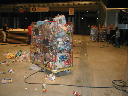 Müll Müll Müll, wohin man nur sieht, wenn wenigstens ein paar User ihr Zeugs selbst wegbringen würden...